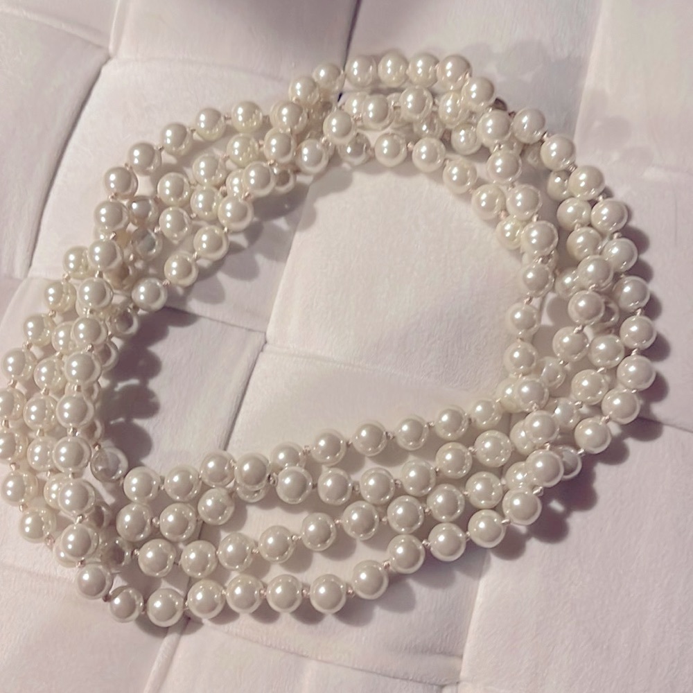 Gorgeous like new JCREW pearl necklace. You can wear it as pictured or long.
